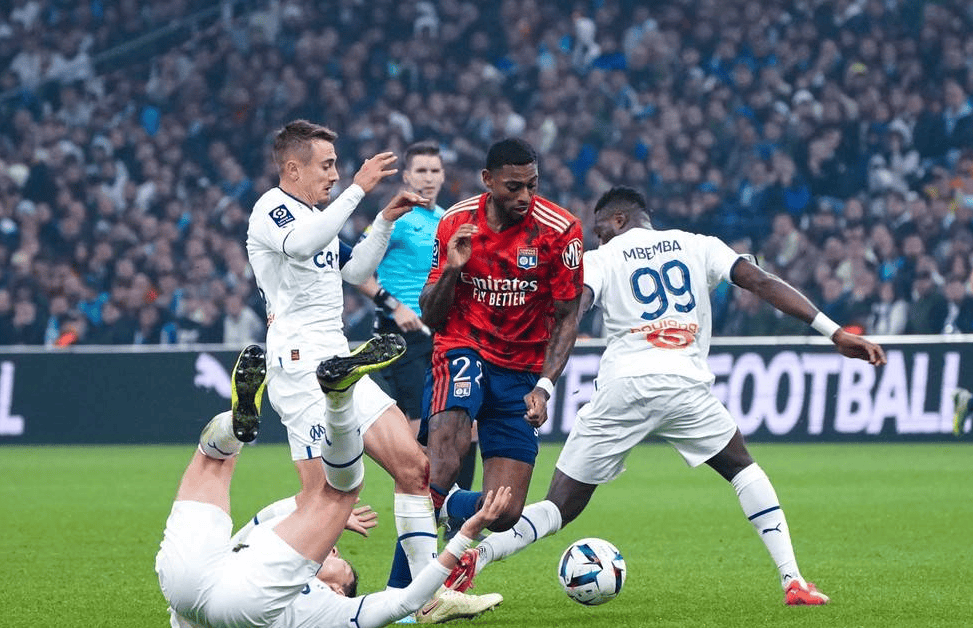 包含曼城迎法甲关键赛；转会期防线松动；压力陡增；控场能力受关注的词条